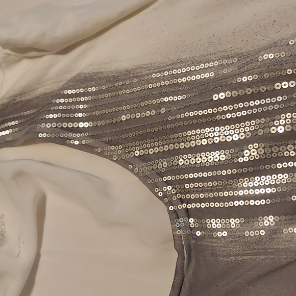 Calvin Kline Ladies top white with pearl sequins gray back ground - Picture 3 of 4